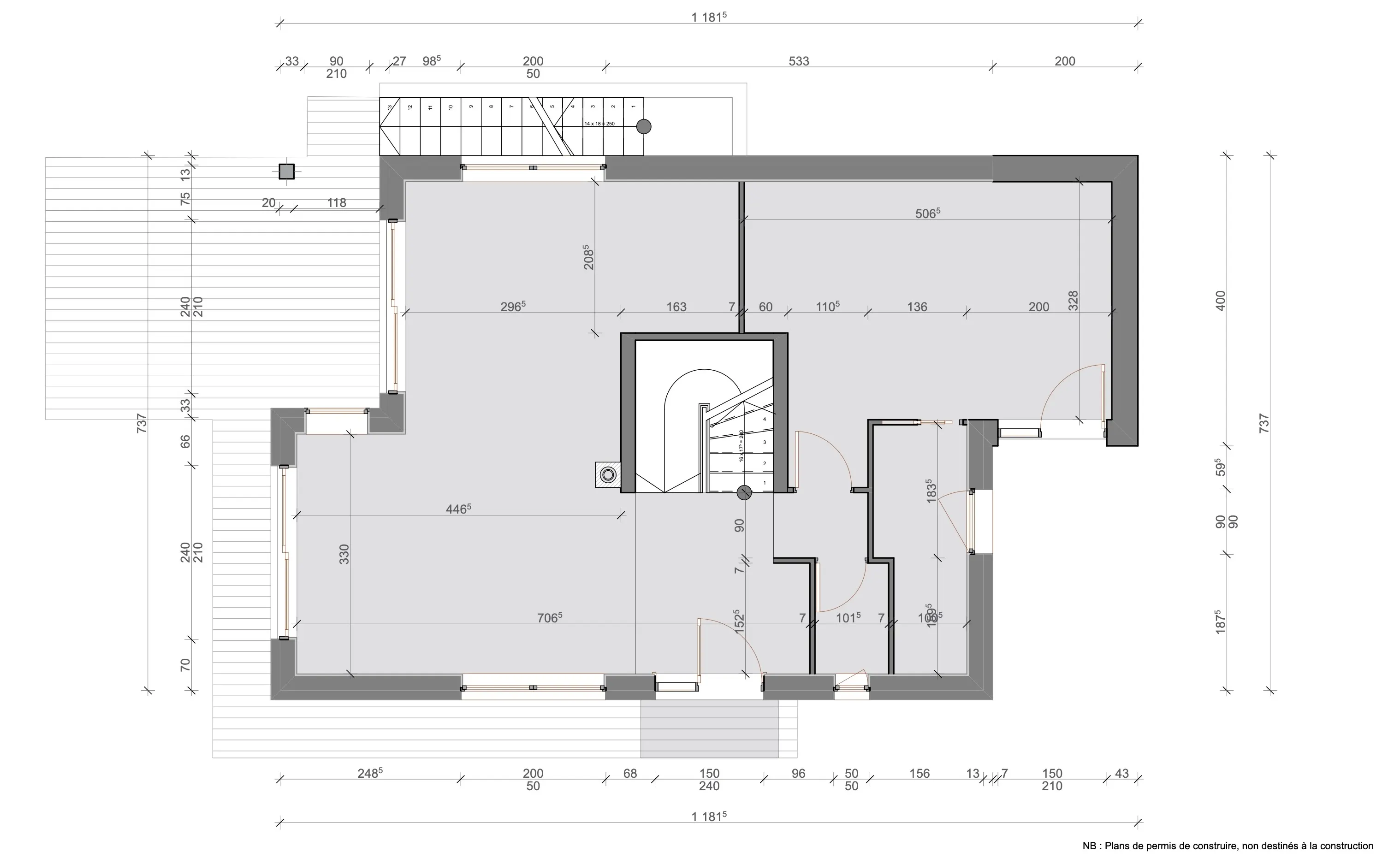 Plan coté d'un rez-de-chaussée rectangulaire avec un grand séjour en forme de L, un noyau central contenant un escalier, des pièces de service et une terrasse en bois sur deux façades.